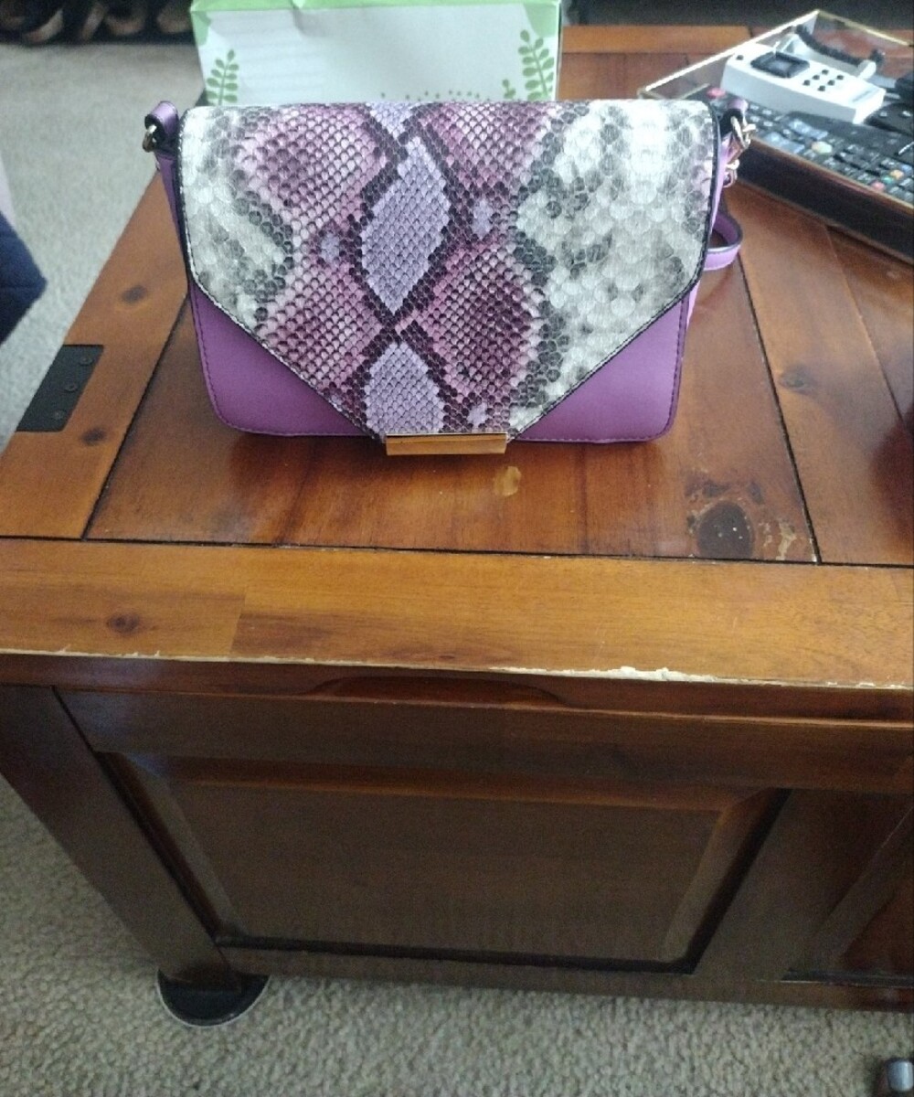 Stylish Lavender Crossbody Bag with Interchangeable Snake-Print Flap - Picture 4 of 6